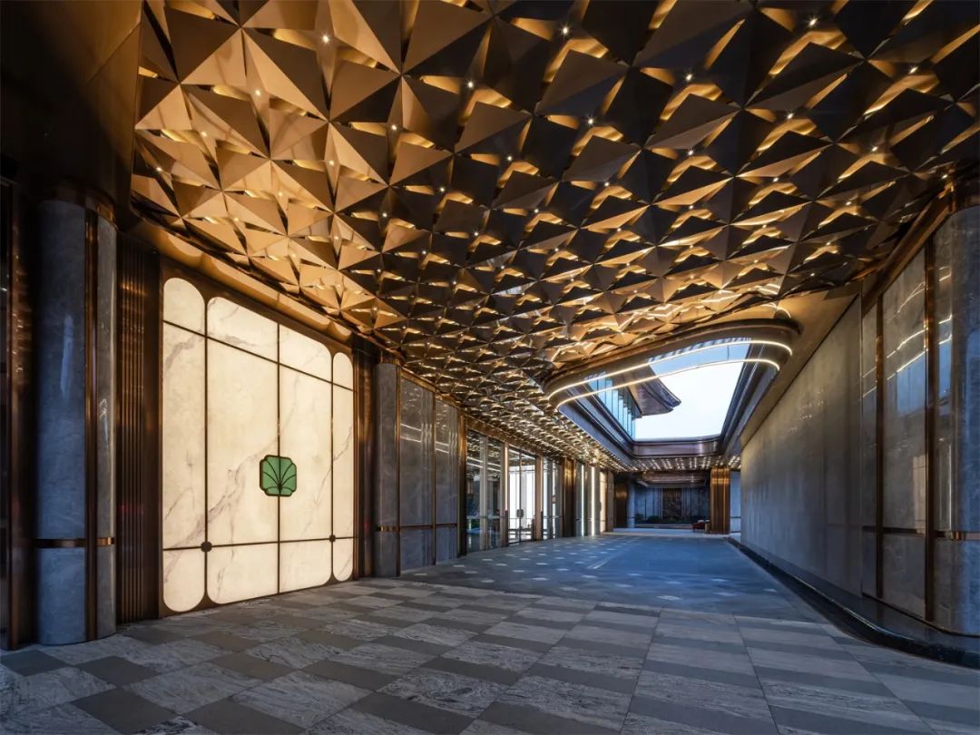 奢华走廊展示典雅装饰与灯光设计